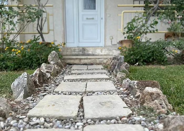 Apartment With Garden In Rafina